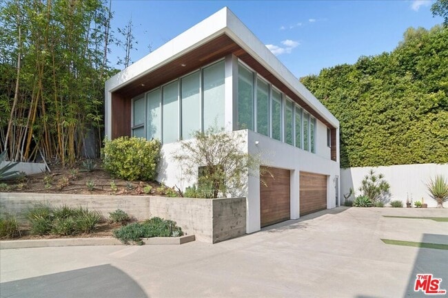 Building Photo - 1232 Sunset Plaza Dr