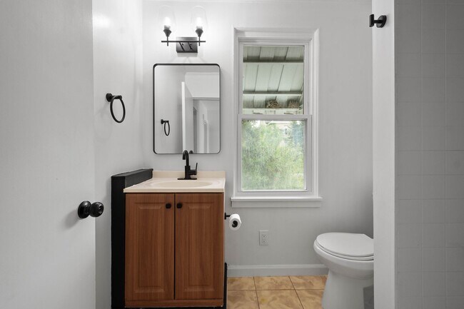 Building Photo - Stunning 3 bedroom home in Pittsburgh avai...