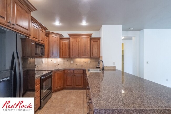 Building Photo - Remarkable 3 Bedroom Condo Next to Sunbroo...