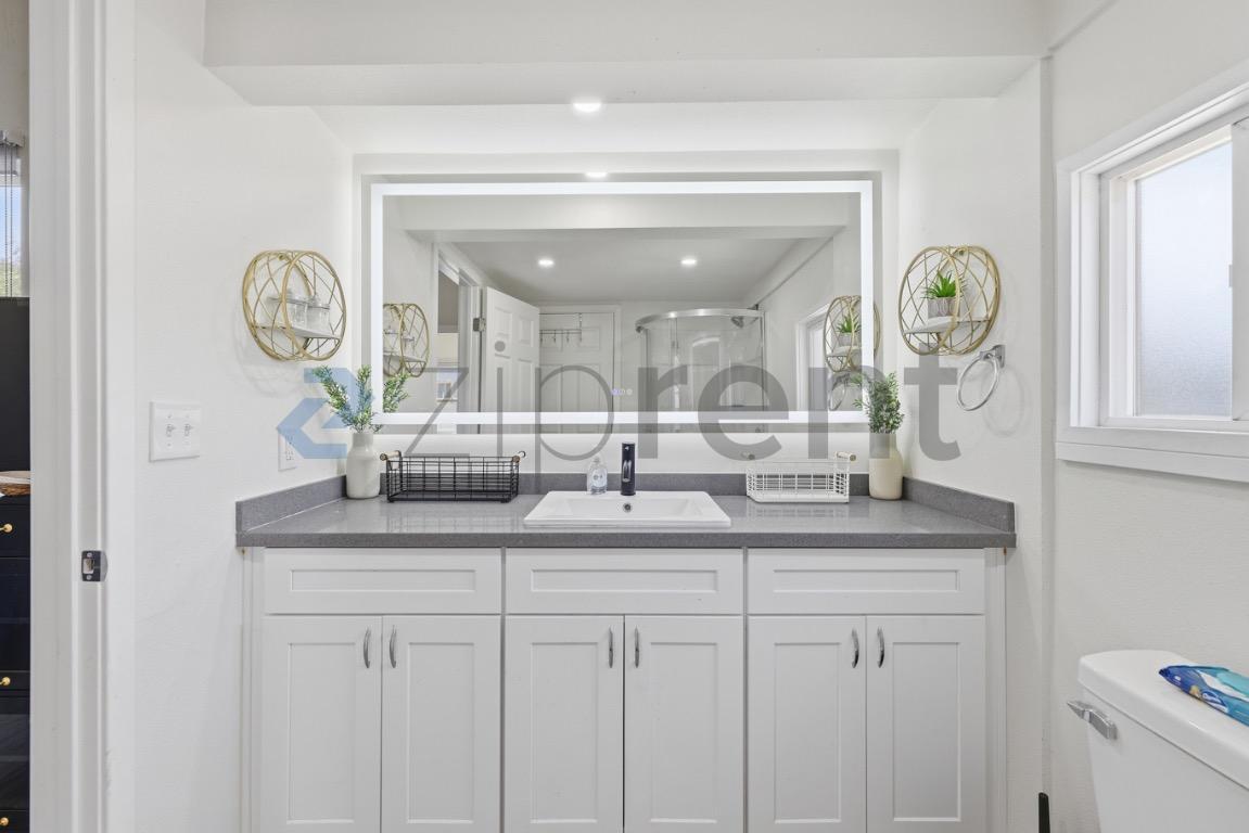 Building Photo - Unit 2