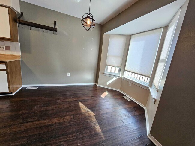 Building Photo - 2011 Vine Way Dr