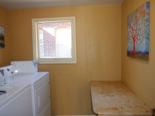 Building Photo - 1 Bed/1 Bath Corner Unit in Historic Building - Harriman Stret
