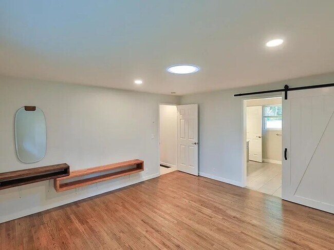 Building Photo - Remodeled Bellevue Home