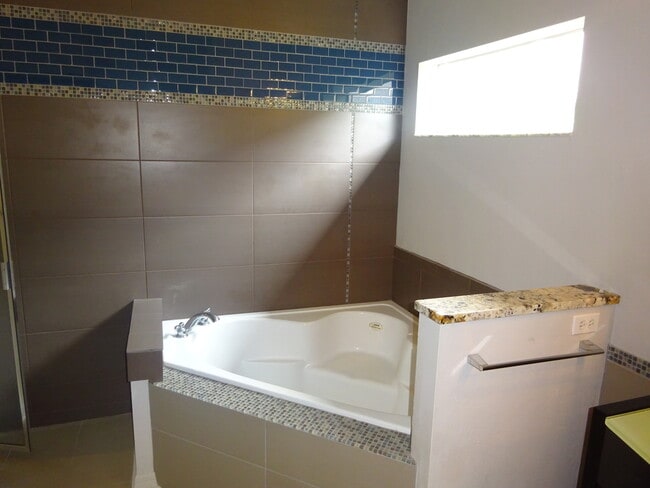 Building Photo - Great Home in Ellis Park. Sub Lease