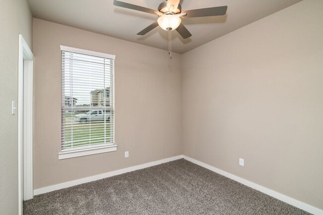 Building Photo - AVAILABLE NOW! GORGEOUS 3 BEDROOM FOUR PLEX LOCATED IN MIDLOTHIAN ISD!