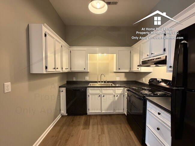 Building Photo - 13 W 5th St