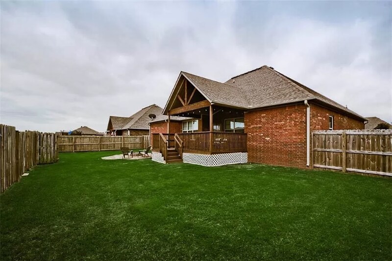 Building Photo - 707 SW Barn Valley Rd