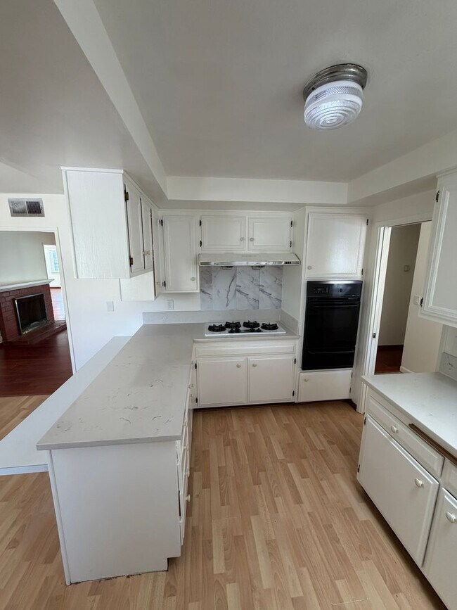 Building Photo - 5333 Parejo Dr
