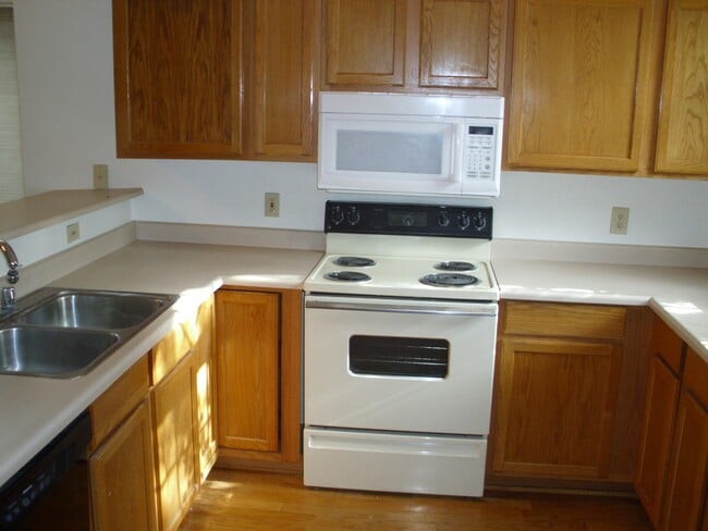 Building Photo - 2200 S Linmar Ct