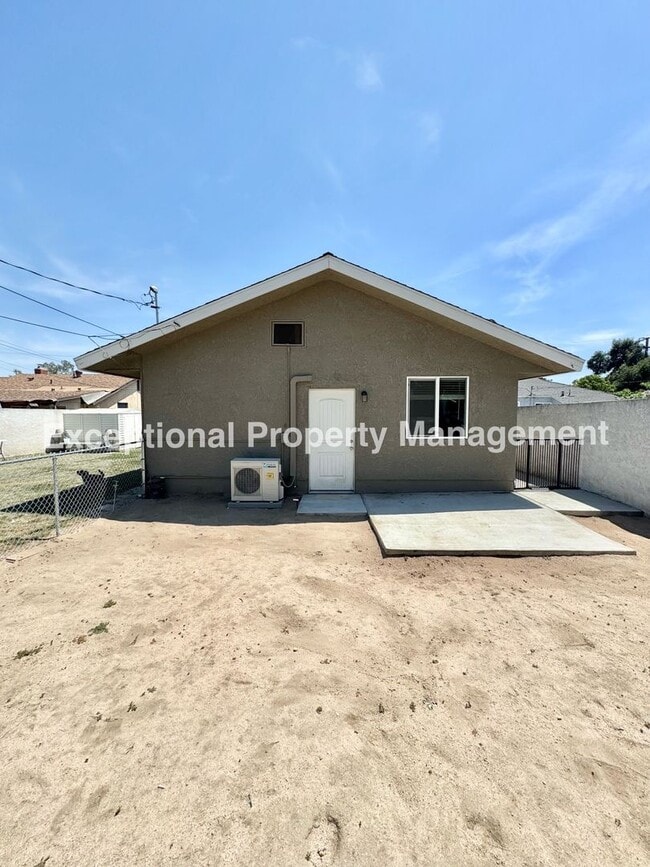 Primary Photo - Great 2 bed 1 bath backhouse/ADU