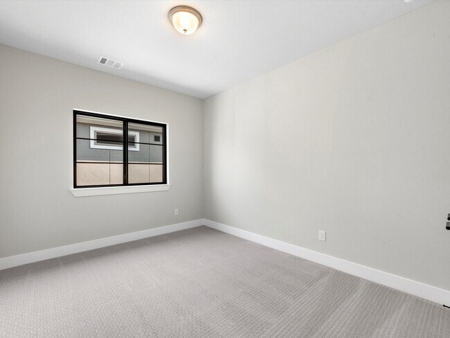 Building Photo - 12038 Royal Oaks Banner Wy