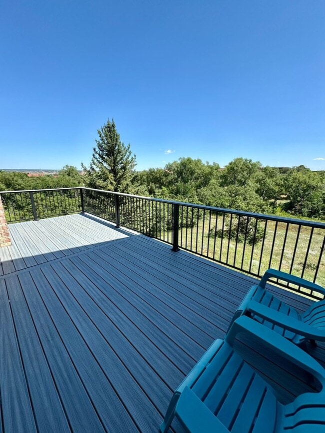 Building Photo - Well Maintained 3 bedroom end unit Townhom...