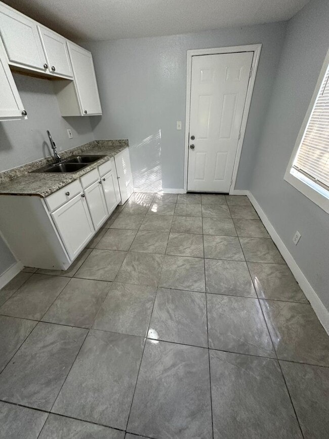 Building Photo - Fully Renovated 2/1 Single Family Available Now!