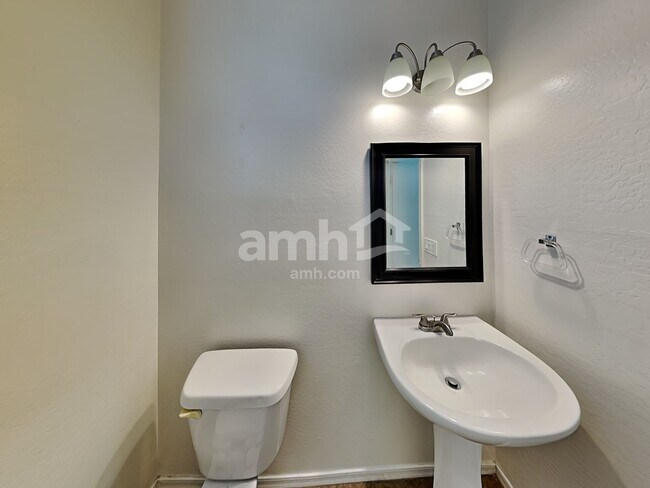 Building Photo - 3282 E Oakland St