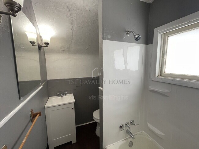 Building Photo - 730 Noble Ave