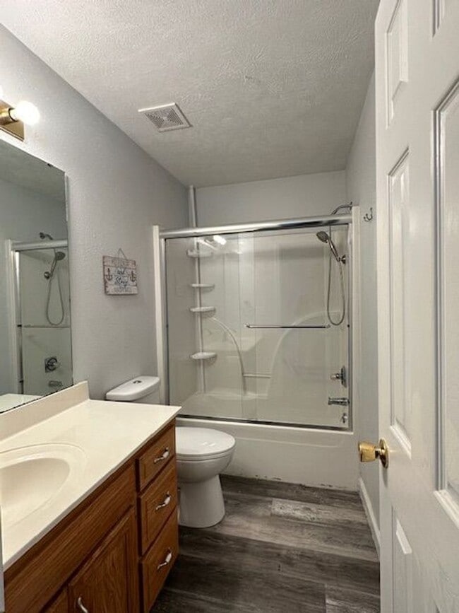 Building Photo - Spacious 4 Bedroom Duplex Located In Ozark!