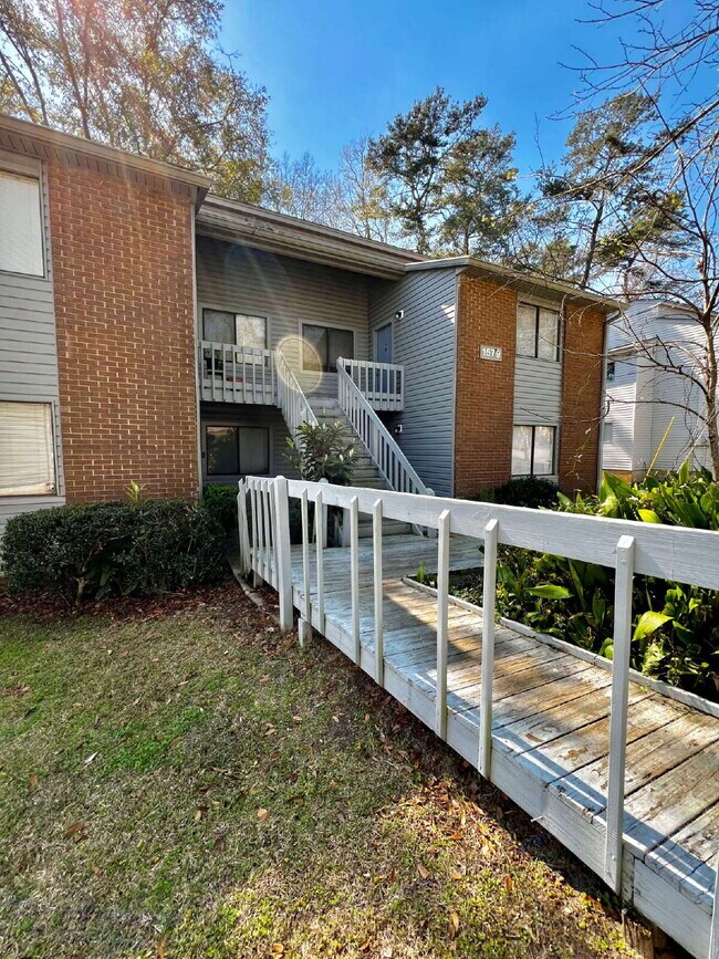 Building Photo - Spacious 2 Bedroom/1 Bath is located off of Hiliman Golf Course
