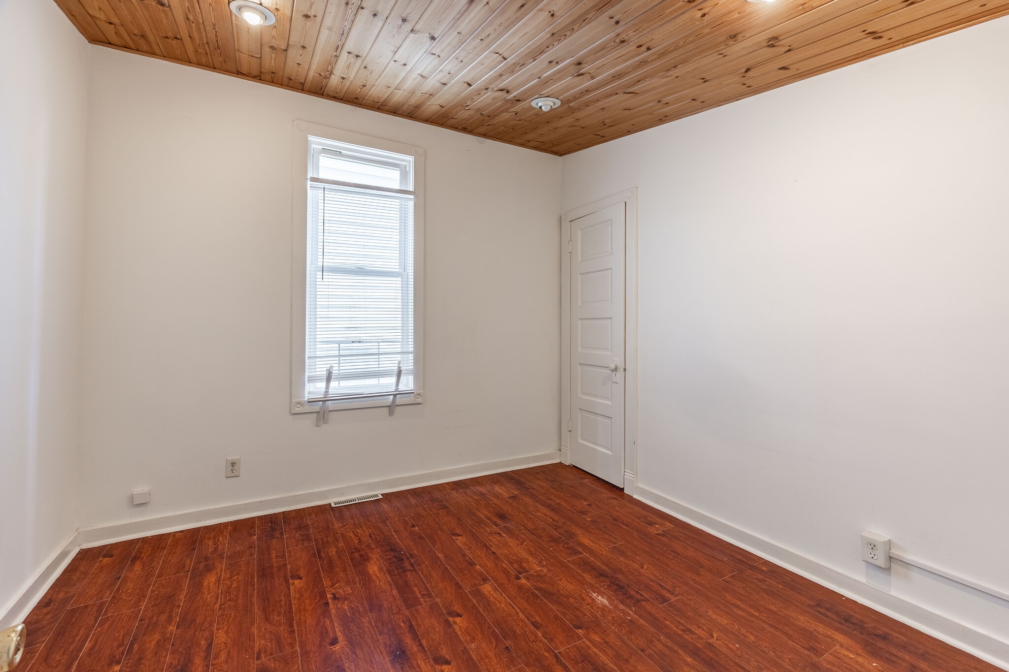 Building Photo - 2140 N Karlov Ave