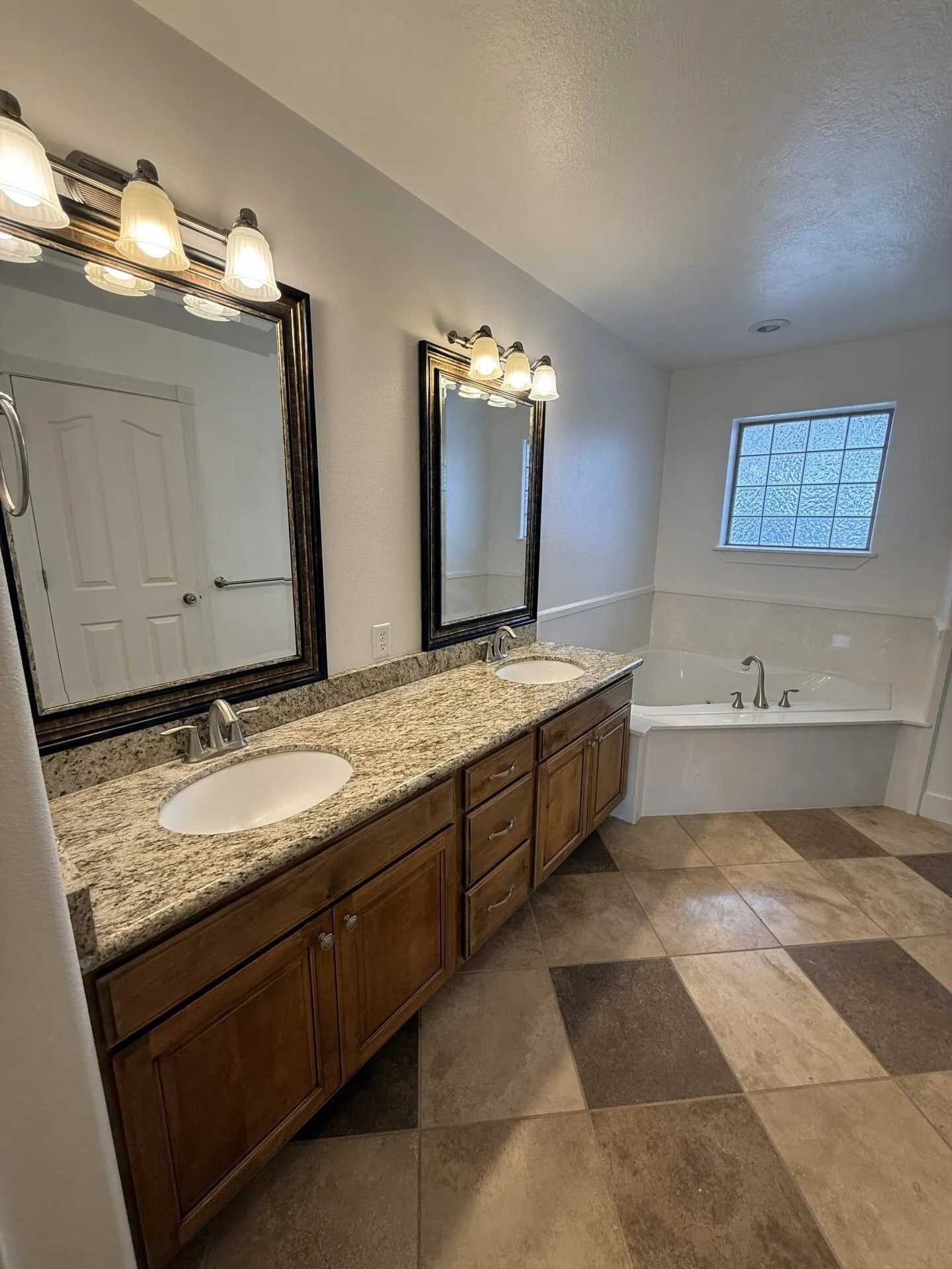 Building Photo - 1390 Stoneridge Dr