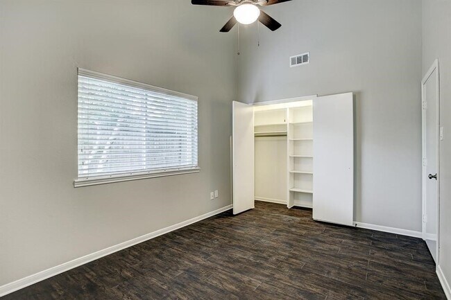 Building Photo - 1074 Apache Falls Dr