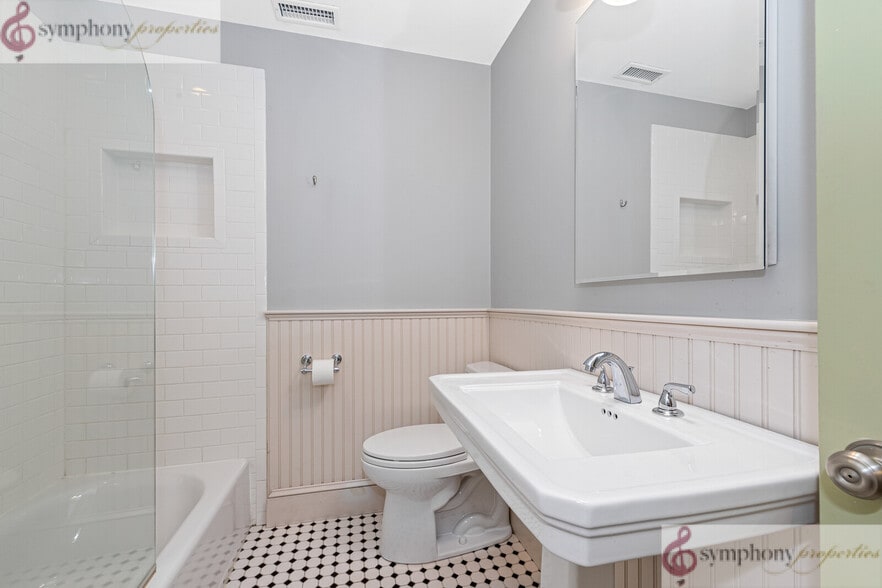 Building Photo - 162 Fuller St