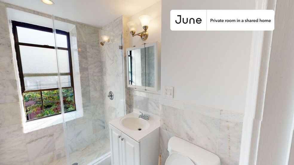 Building Photo - Private bedroom in 3 bed/2 bath Home