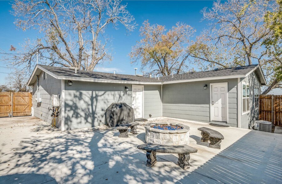 Building Photo - 730 S Mesquite Ave