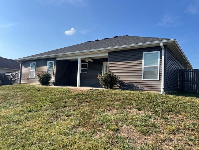 Building Photo - 400 Redwood Dr