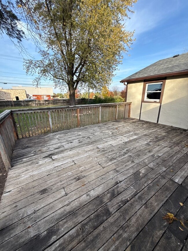 Building Photo - 5 bedroom 2 bathroom house