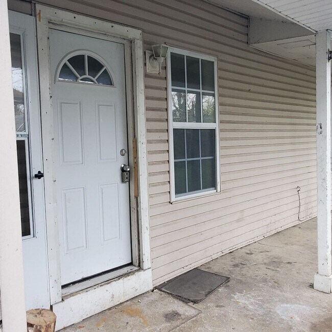 Building Photo - 1 BDRM APARTMENT FOR RENT.