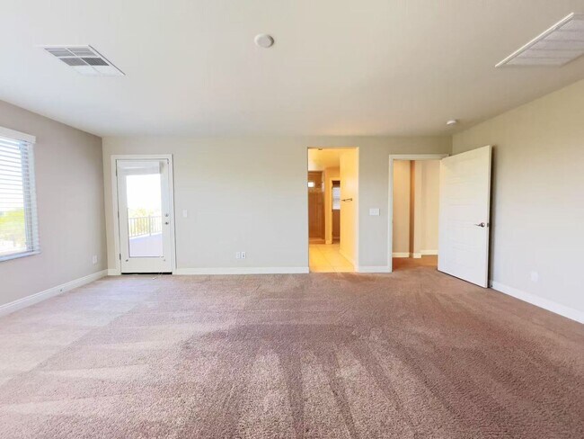 Building Photo - Unbelievable strip and mountain view House