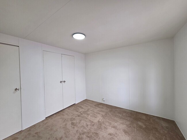 Building Photo - Newly refurbished 2 bedroom 1 Bath fully fenced manufactured home in Central Bullhead City.