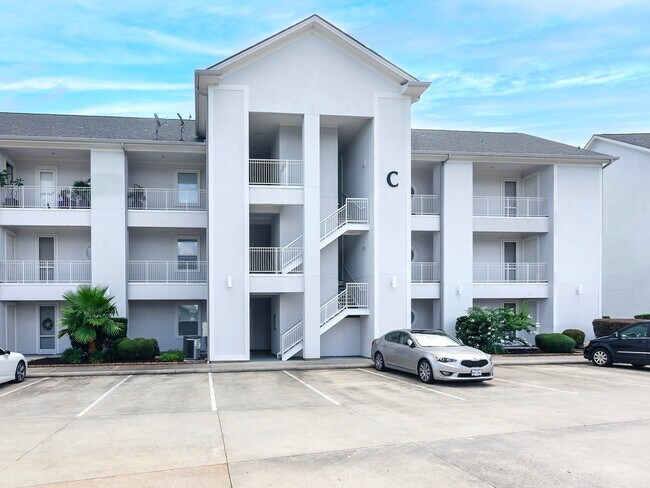 Building Photo - 168 Lake Point Blvd