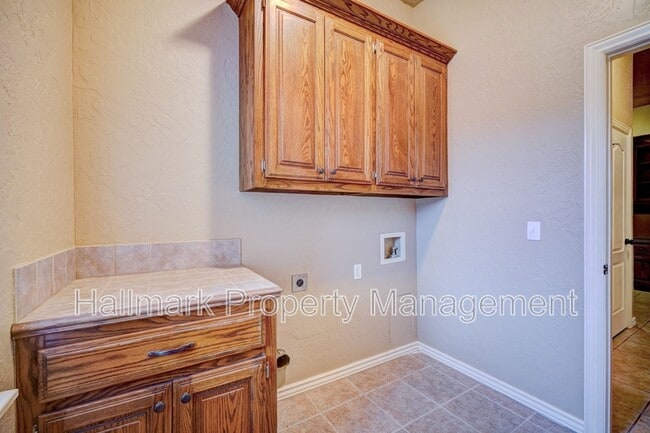 Building Photo - 1042 Hidden Oaks Way