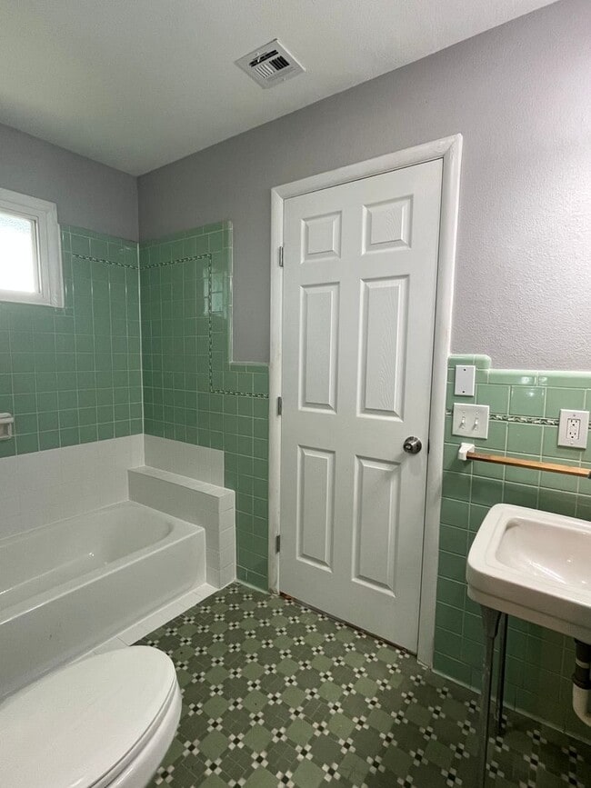 Building Photo - Tulsa: 3 bedroom house On A Private Road