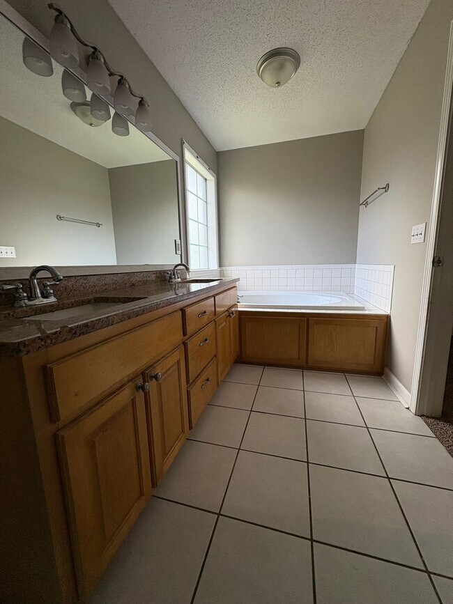 Building Photo - Hampton Place!