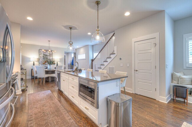 Building Photo - Luxurious 4BR Home Close to 12 South