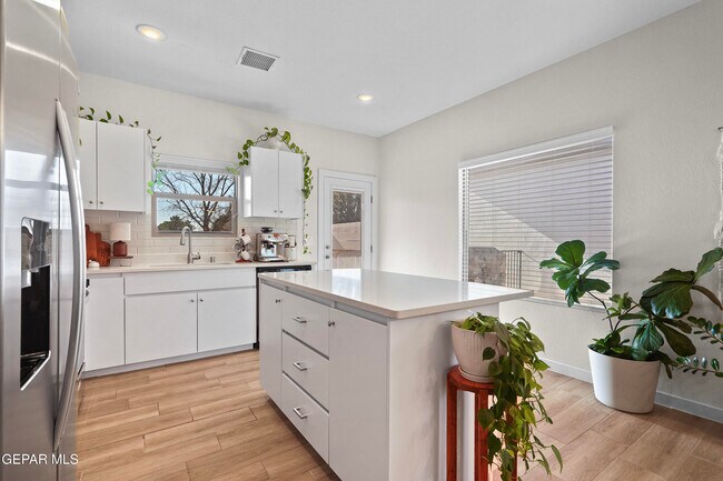 Building Photo - 444 Deserts Dr