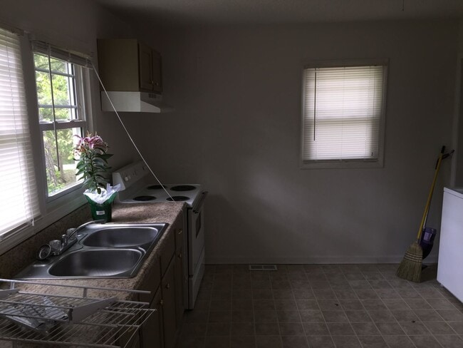 Building Photo - 805 Keller Ave