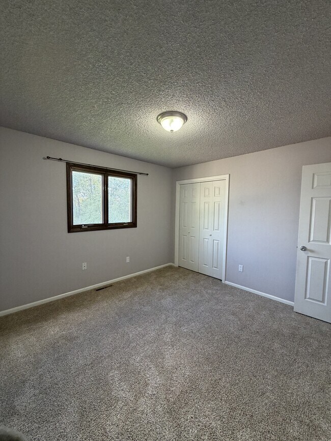 Building Photo - 181 Erickson Ct E