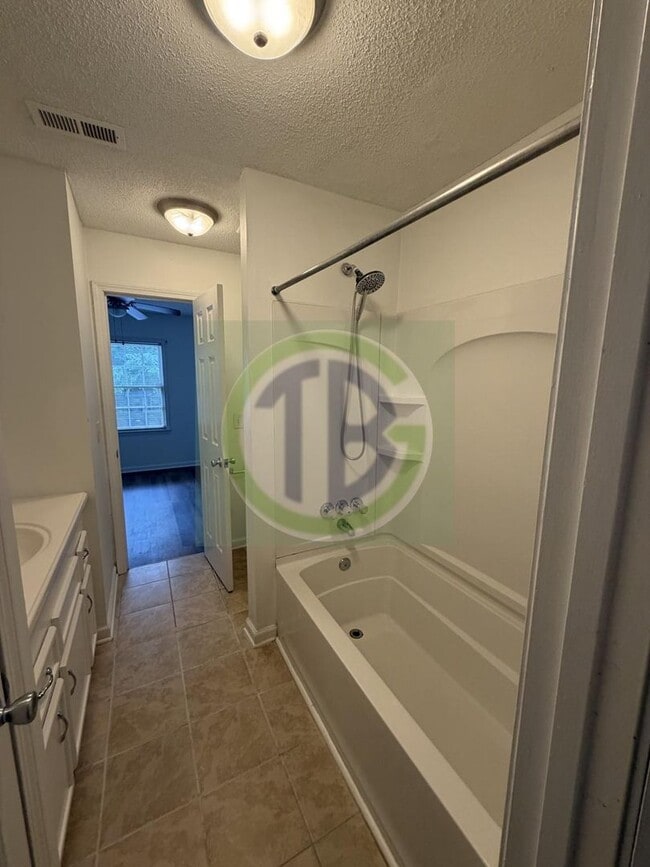 Building Photo - 2bd Townhome conveniently located to all that Irmo has to offer