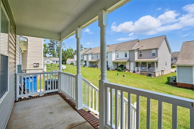 Building Photo - GREAT TOWNHOME- Come see it today!