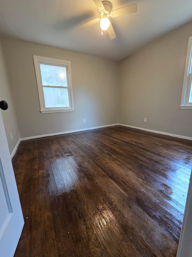 Building Photo - 2058 Holmes Dr