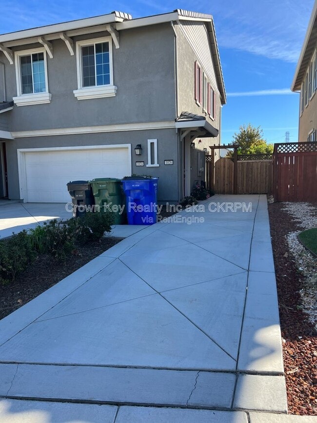 Building Photo - 1024 S Prosperity St