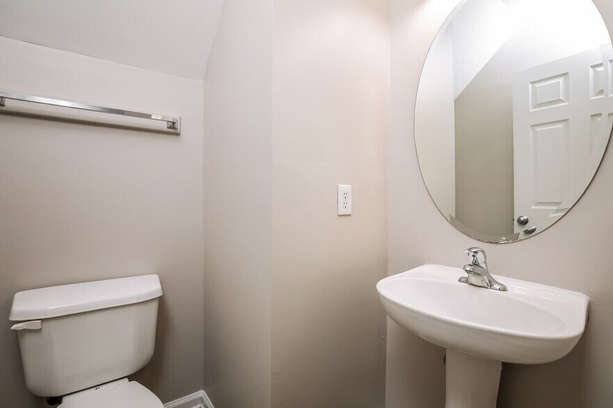 Building Photo - 721 Champion St