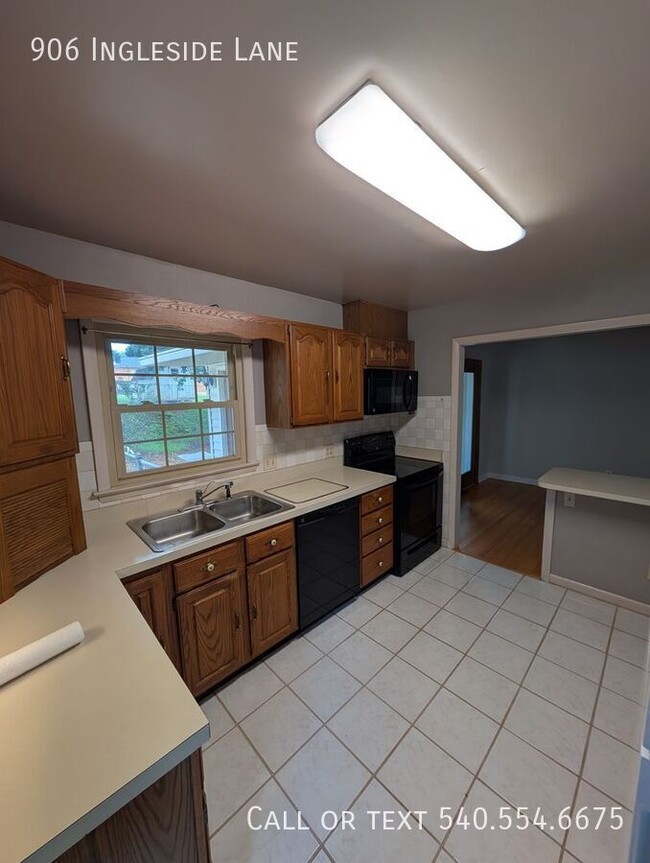 Building Photo - 906 Ingleside Ln