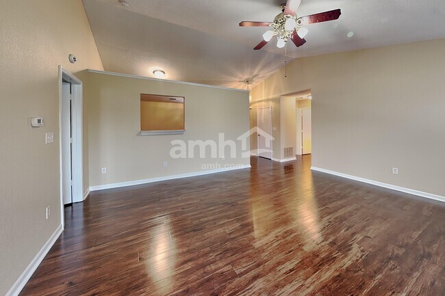 Building Photo - 2265 Lakecrest Dr