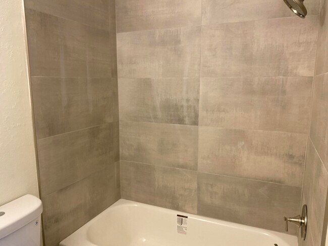 Building Photo - 255 SW Bridgeport Dr