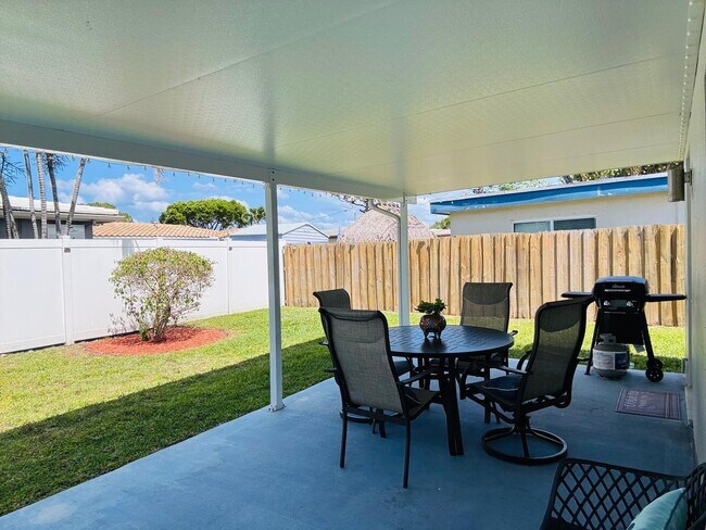 Building Photo - 4640 NE 5th Ave