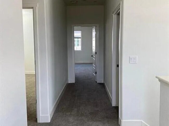 Building Photo - 2434 Urdaneta Way